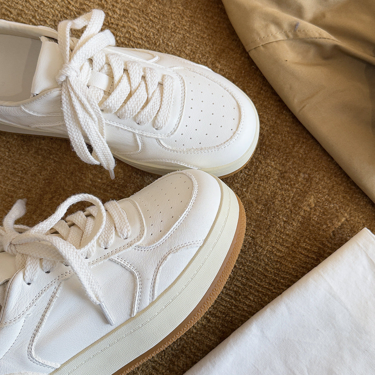 Damen Sneakers im minimalistischen Design mit atmungsaktiver Oberflächenstruktur und dämpfender Sohle