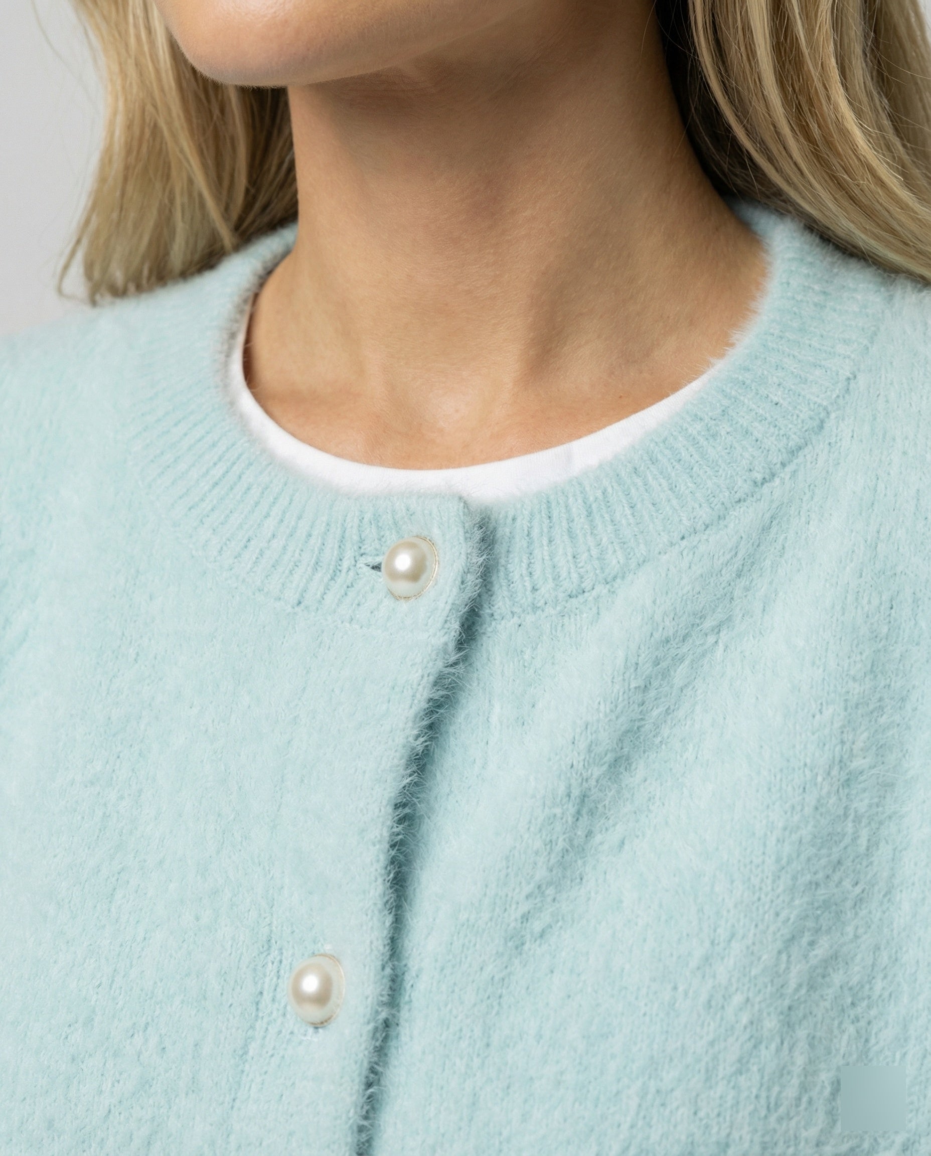 Damen flauschige Kurzstrickjacke im Angora-Optik mit Perlenknöpfen R&B