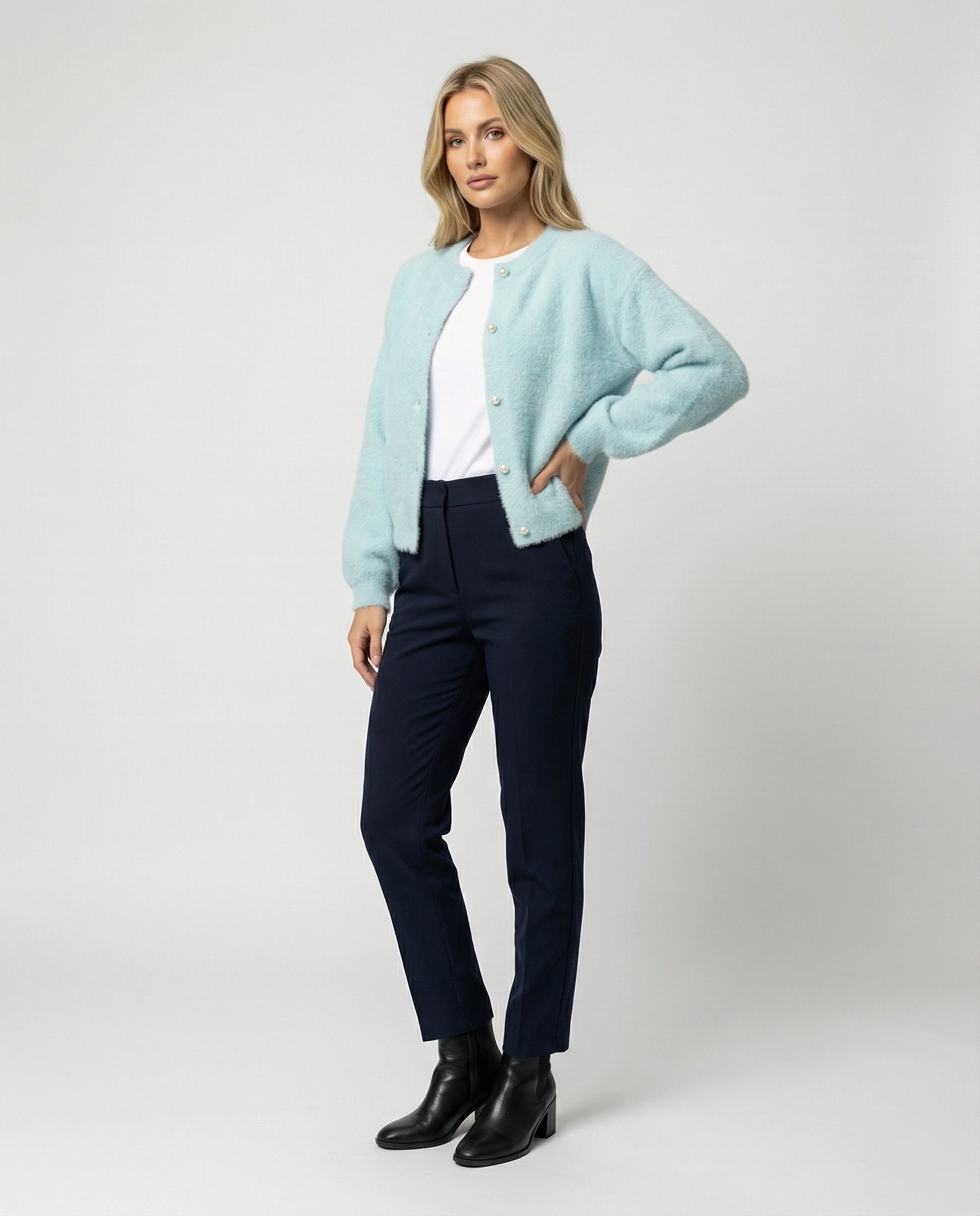 Damen flauschige Kurzstrickjacke im Angora-Optik mit Perlenknöpfen R&B