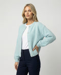 Damen flauschige Kurzstrickjacke im Angora-Optik mit Perlenknöpfen R&B