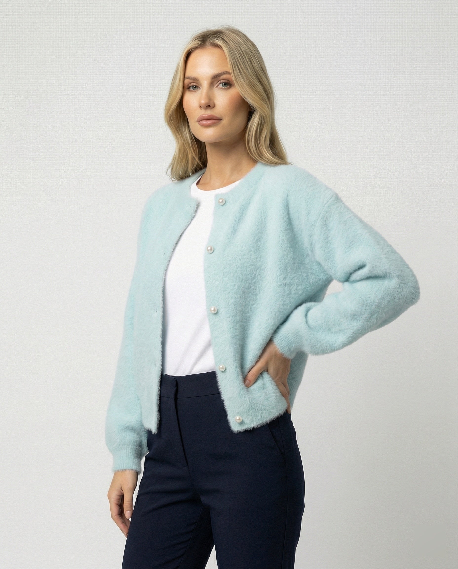 Damen flauschige Kurzstrickjacke im Angora-Optik mit Perlenknöpfen R&B