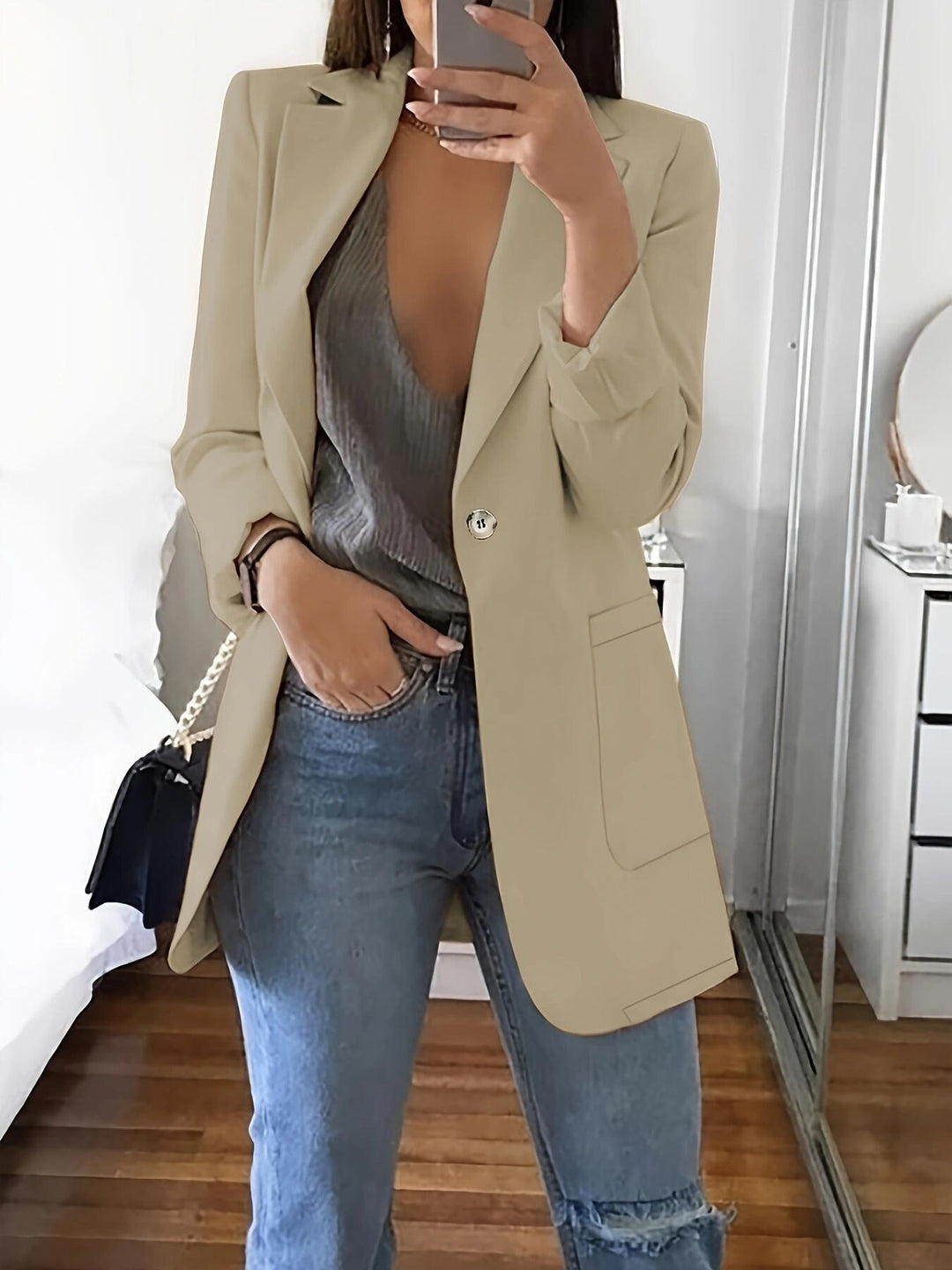 DamenStylische Blazerjacke mit glänzenden Knopfdetails und großzügigen Taschen R&B