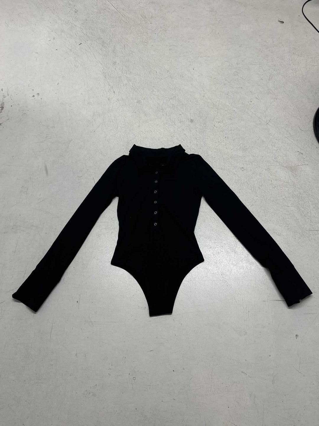 Damen Langarm-Bodysuit mit elegantem Kragen und durchgehender Knopfleiste R&B