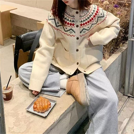 Damen Strickjacke im skandinavischen Stil mit dekorativem Muster und praktischen Taschen R&B