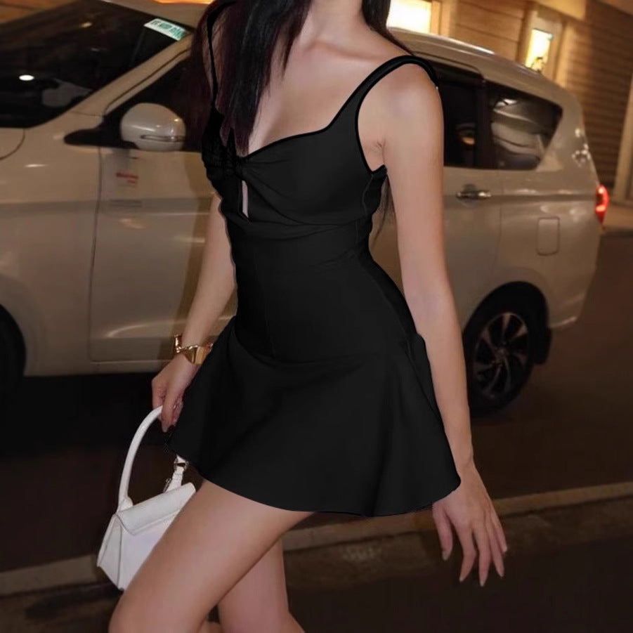 Damen Verspieltes Mini-Kleid mit attraktiven Cut-Out-Details und Schleifenapplikation R&B