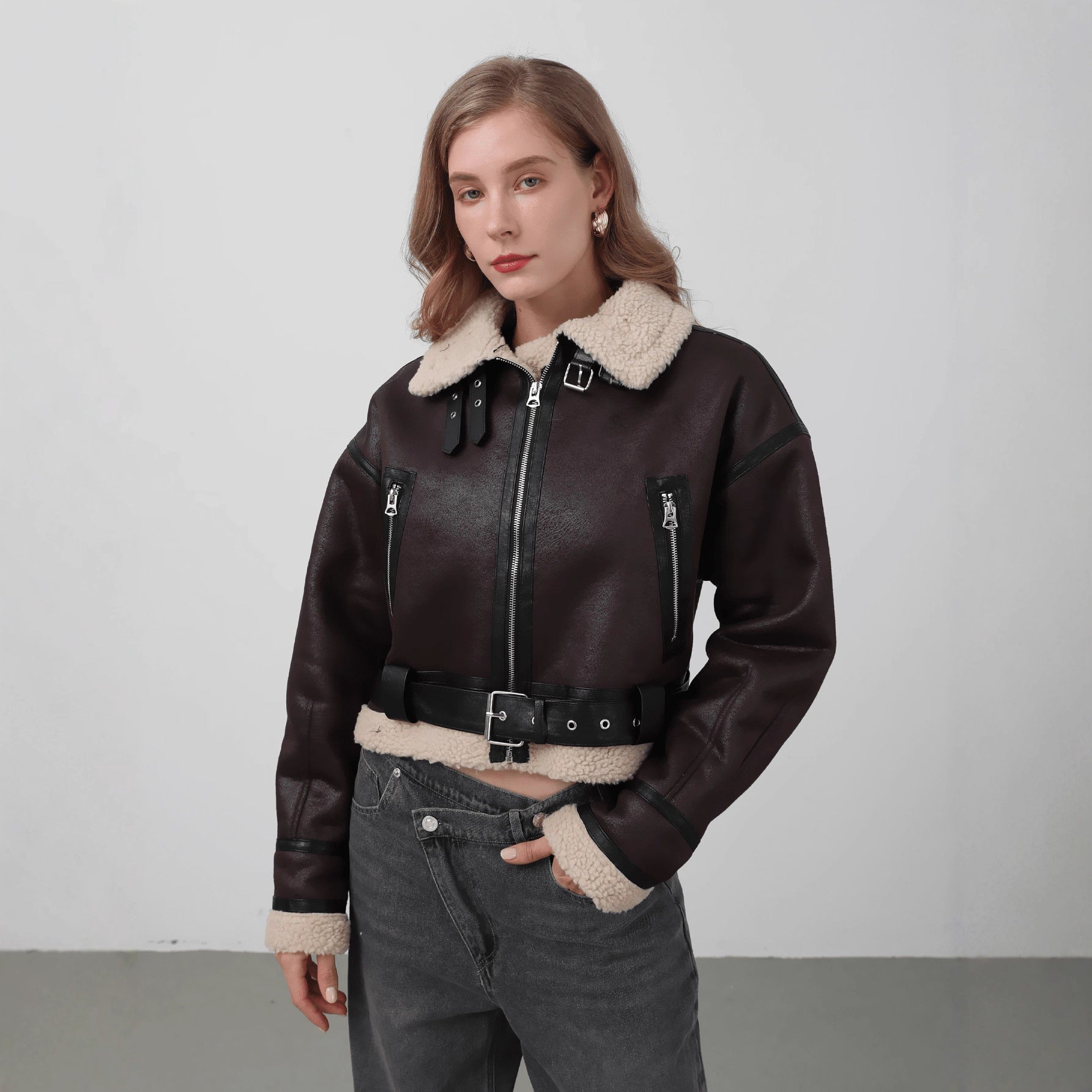 Damen modische Kurzjacke mit Schurwollkragen und Reißverschlusstaschen