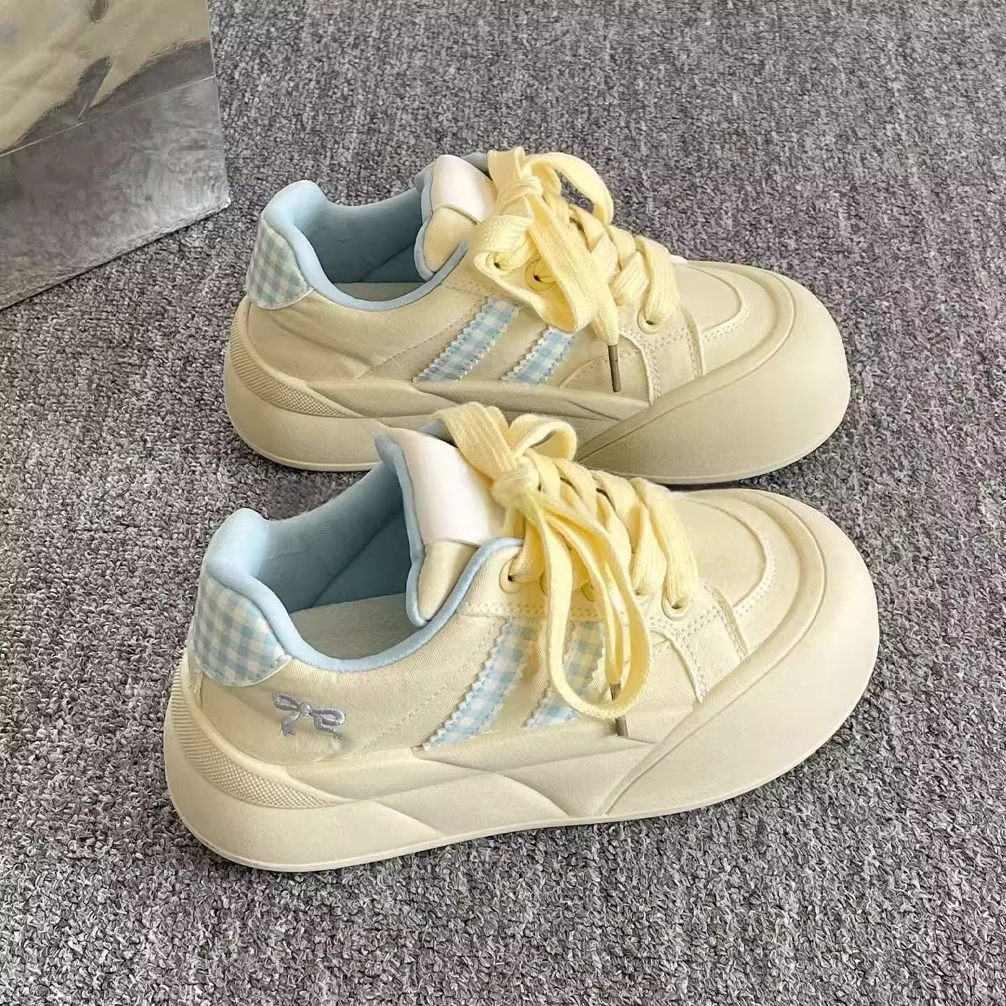 Damen Sportliche Sneakers mit atmungsaktiver Mesh-Oberfläche und innovativem Schnürsystem R&B
