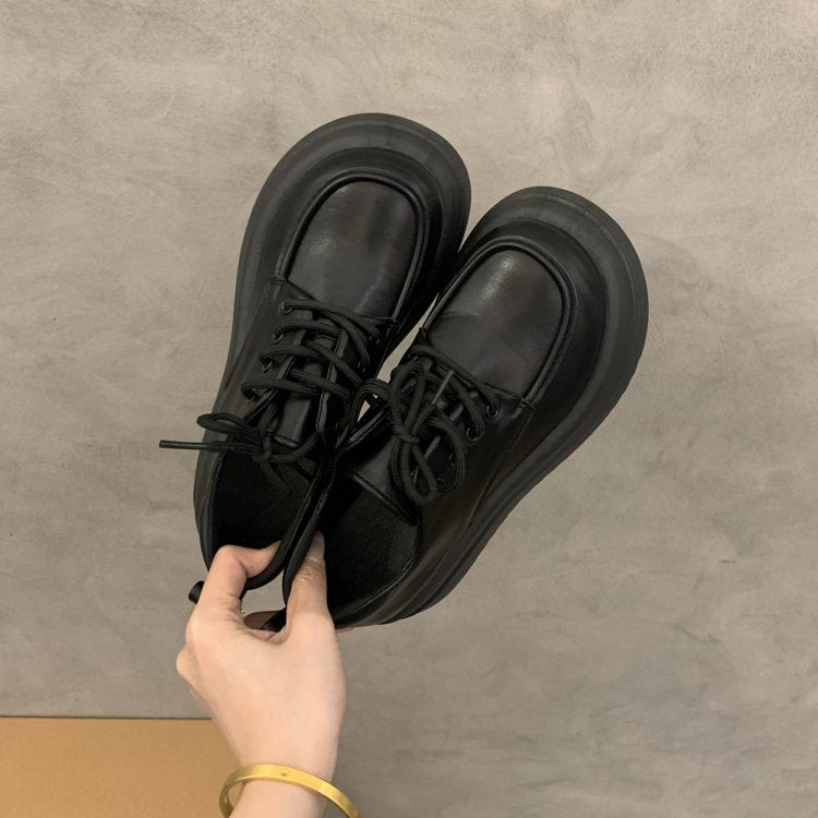 Damen modische Sneaker im urbanen Stil mit robustem Sohlenprofil und eleganten Details R&B