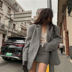 Damen elegante Blazerjacke mit weichem Fell und dekorativen Knopfdetails R&B