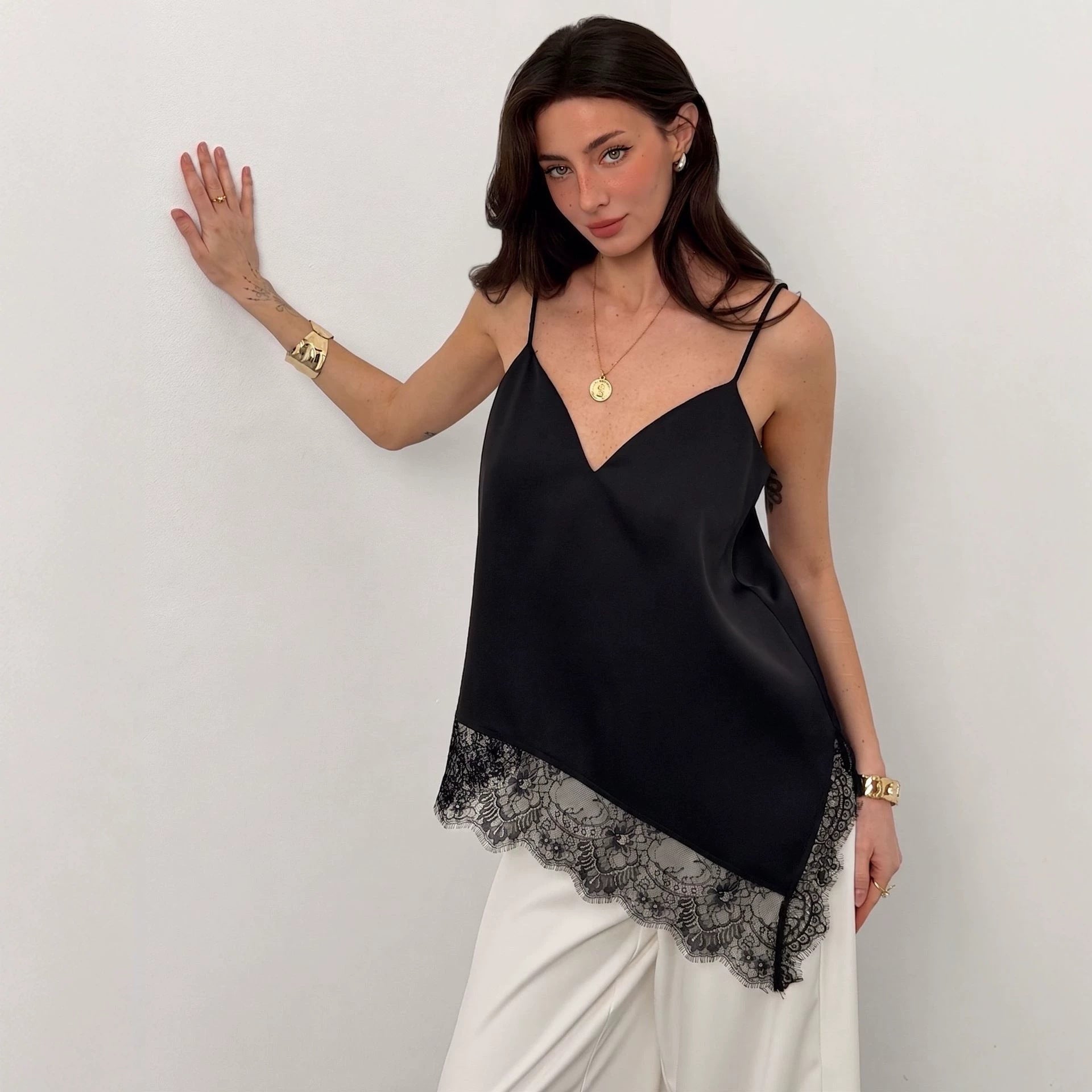 Damen nan seidig-glänzendes Spaghettiträger-Cami mit asymmetrischer Spitzenkante R&B