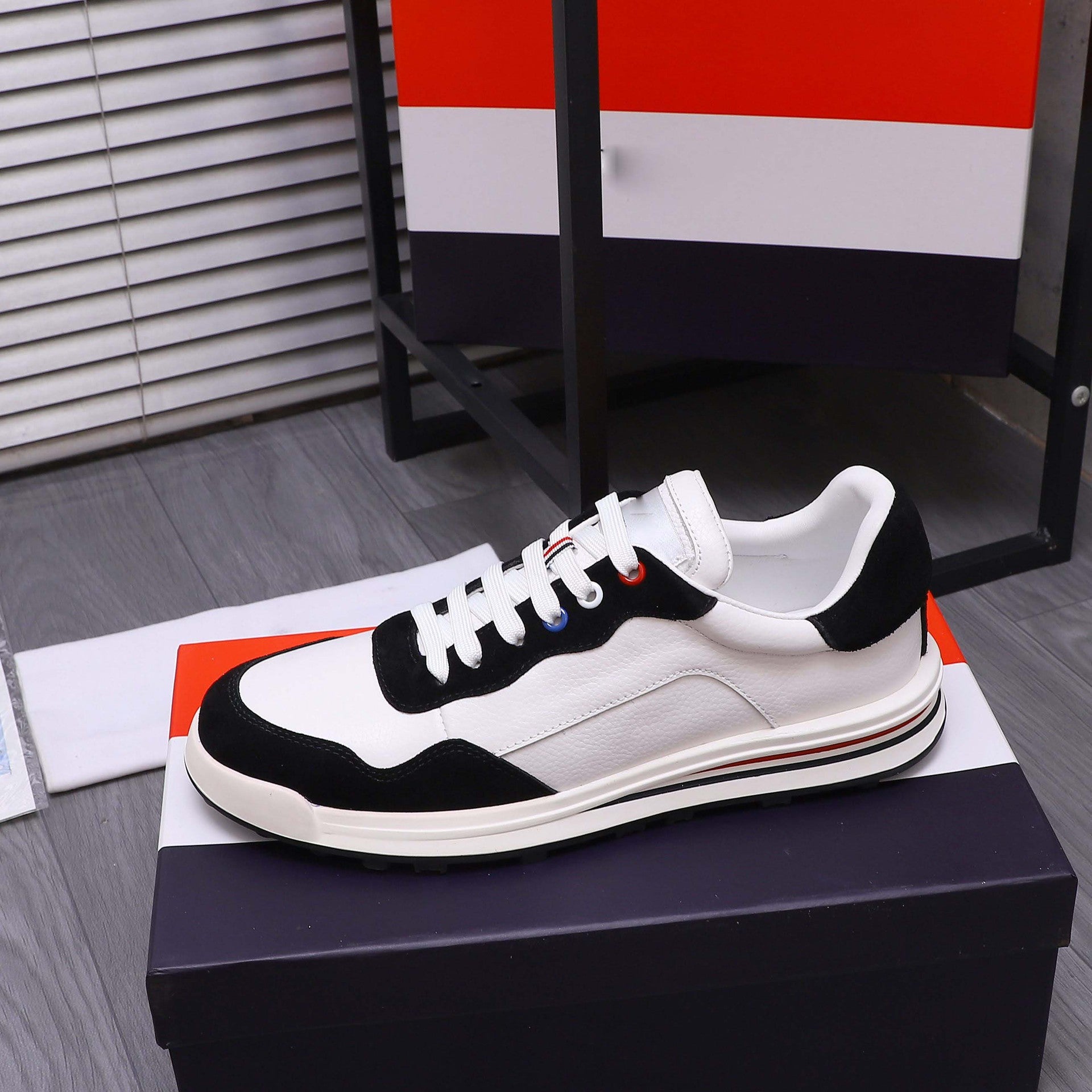 Damen Sportliche Leder Sneakers mit modischen Kontrasten von R&B
