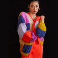 Damen Grobstrick-Cardigan mit buntem Patchwork-Design R&B