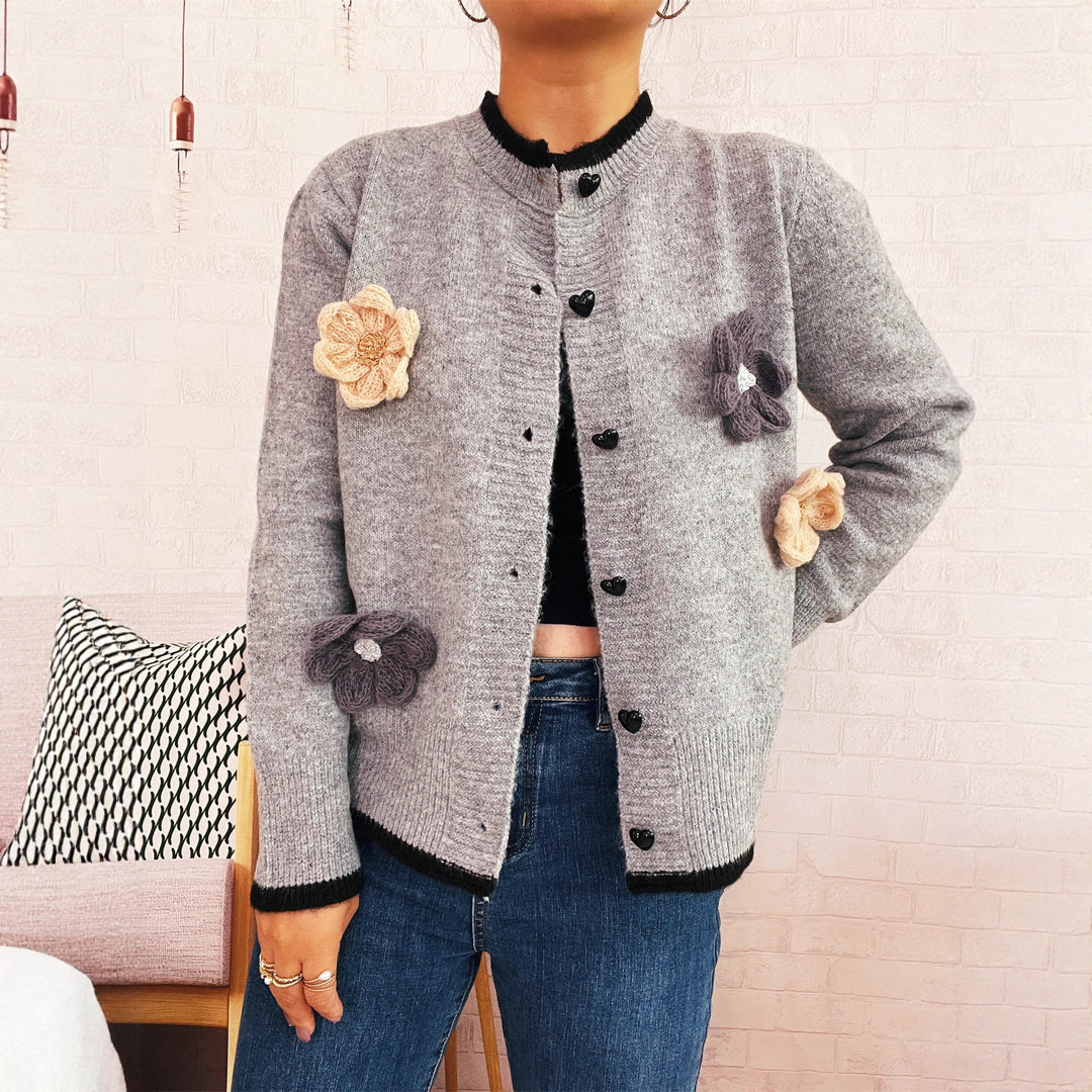Damen Strickjacke mit floralem Design und dekorativen Herzknöpfen R&B
