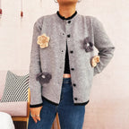 Damen Strickjacke mit floralem Design und dekorativen Herzknöpfen R&B