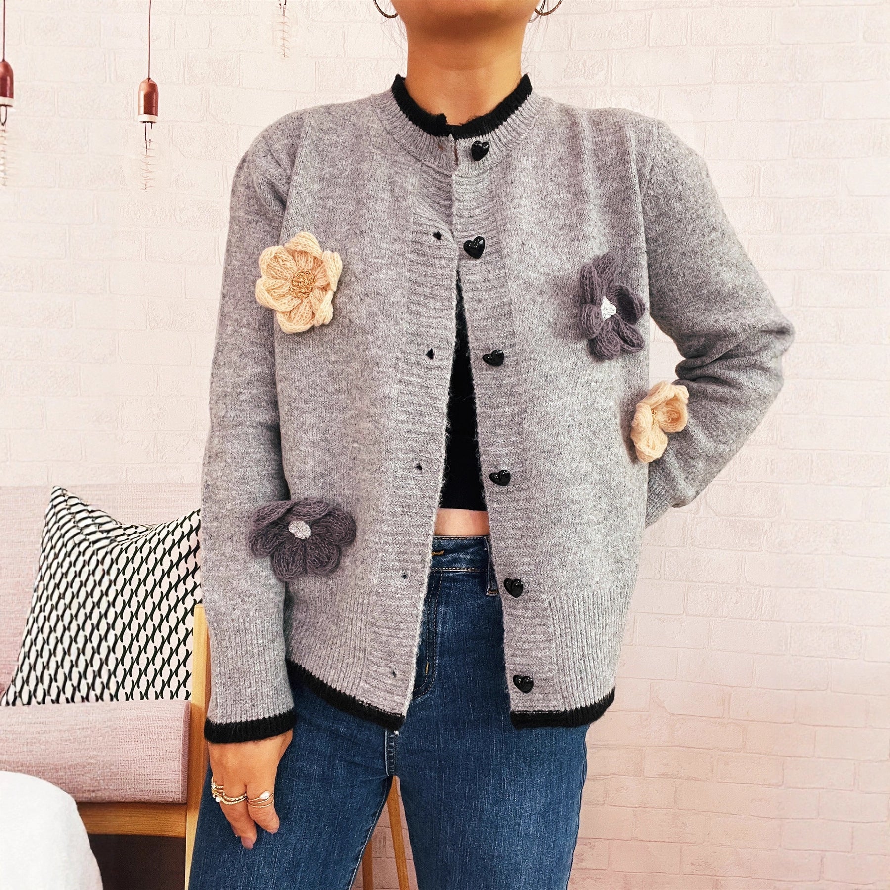 Damen Strickjacke mit floralem Design und dekorativen Herzknöpfen R&B
