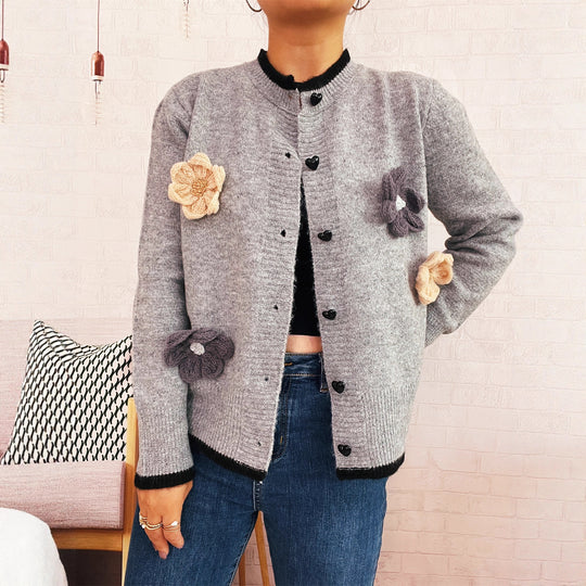 Damen Strickjacke mit floralem Design und dekorativen Herzknöpfen R&B