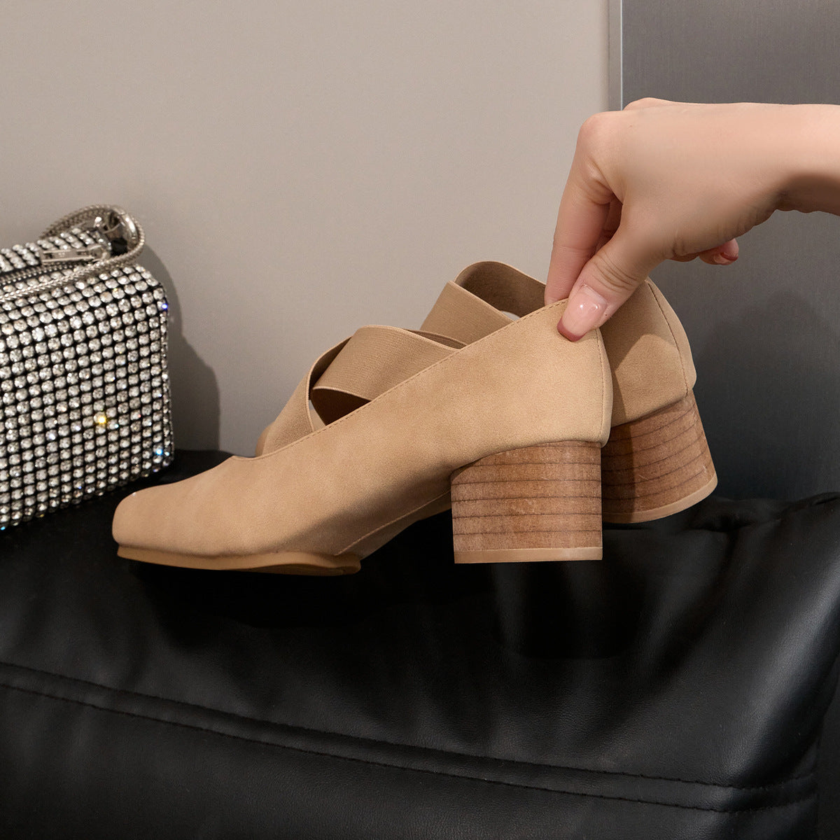 Damen elegante Ballerinas mit elastischen Riemen und glänzender Leder-Oberfläche