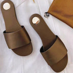 Damen elegante Komfort-Sandalen mit breitem Riemendesign und modischem Metallic-Detail R&B