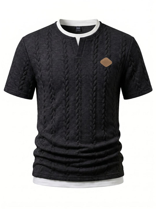 Herren nan texturiertes Kurzarmshirt mit geprägter Zopfstruktur, V‑Einsatz am Rundhals und Lagenlook R&B