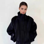 Damen nan kurze Wolljacke mit Stehkragen, Schulterklappen, verdeckter Knopfleiste und verstellbaren Manschetten R&B