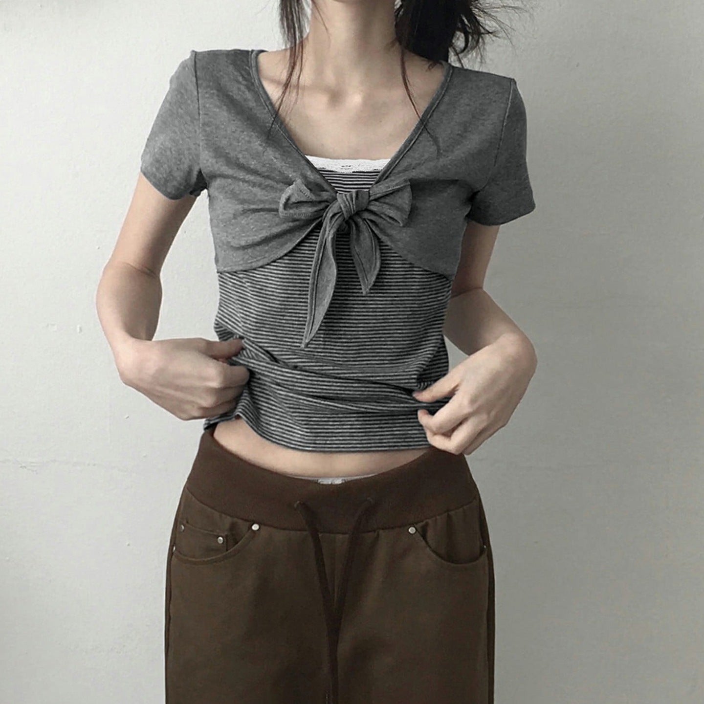 Damen kurzes T-Shirt mit Knoten-Detail und gestreiftem Design R&B