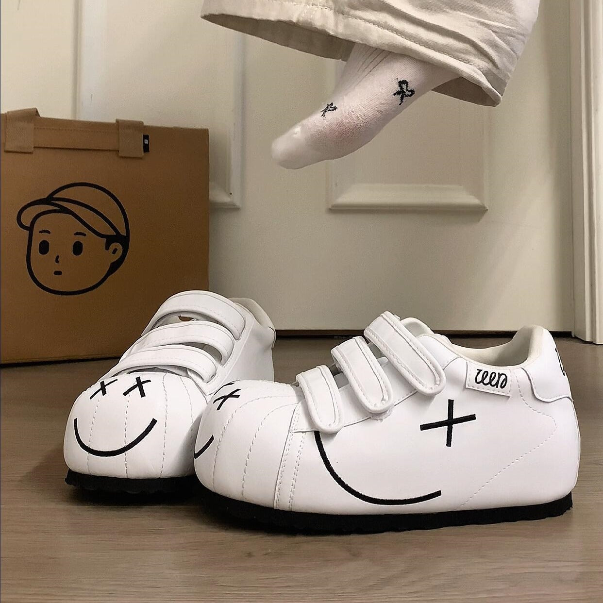 Damen Sneakers mit praktischem Klettverschluss und verspieltem Design