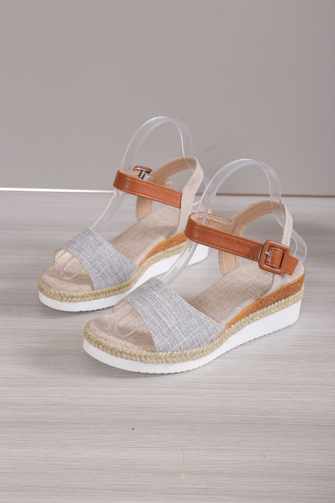 Damen Wedge-Sandaletten mit transparenten Riemen und natürlichem Bast-Detail R&B