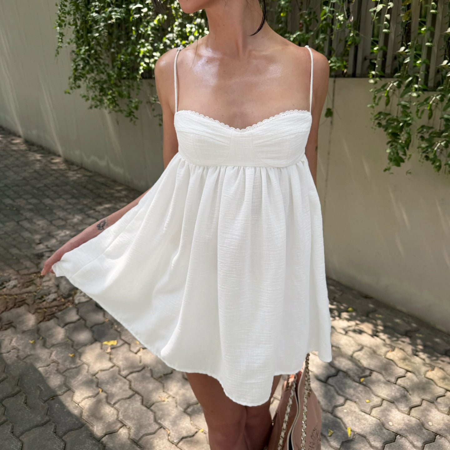Damen luftiges Babydoll-Kleid mit feinen Trägern und fließendem Schnitt R&B