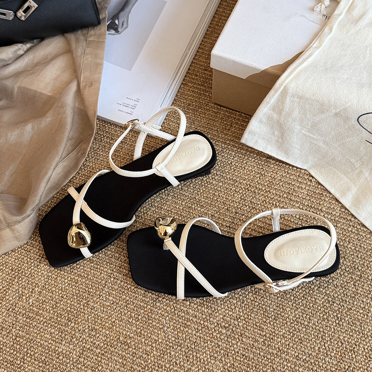 Damen Elegante Sandalen mit verstellbaren Riemen und glänzenden Akzenten R&B