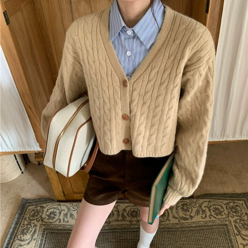 Damen Modischer kurz geschnittener Strick-Cardigan mit Zopfmuster und Knopfdetail R&B
