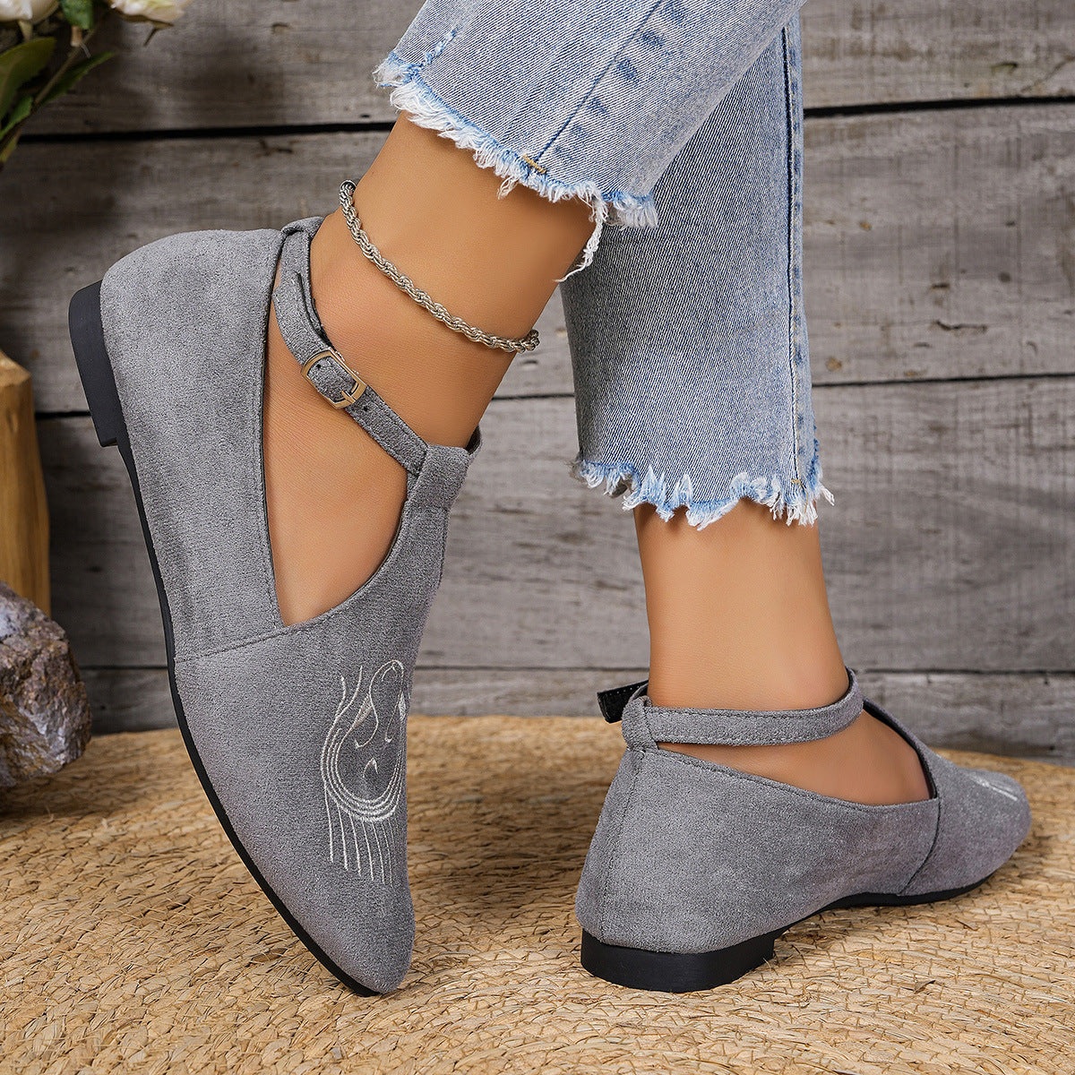 Damen Flache Slingback-Pantoletten mit eleganter Schnallen-Applikation und kunstvollen Stickereien