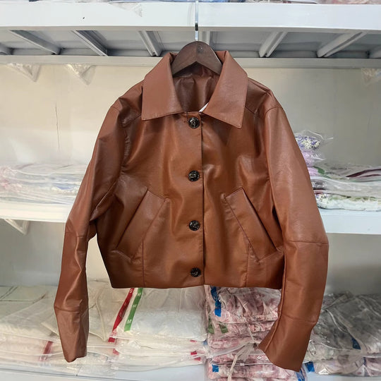 Damen Kunstlederjacke mit modernen Knopfdetails R&B