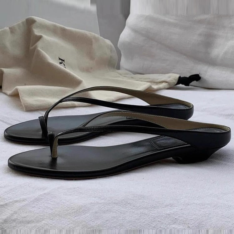 Damen elegante Zehentrenner mit minimalistischer Fußbettgestaltung