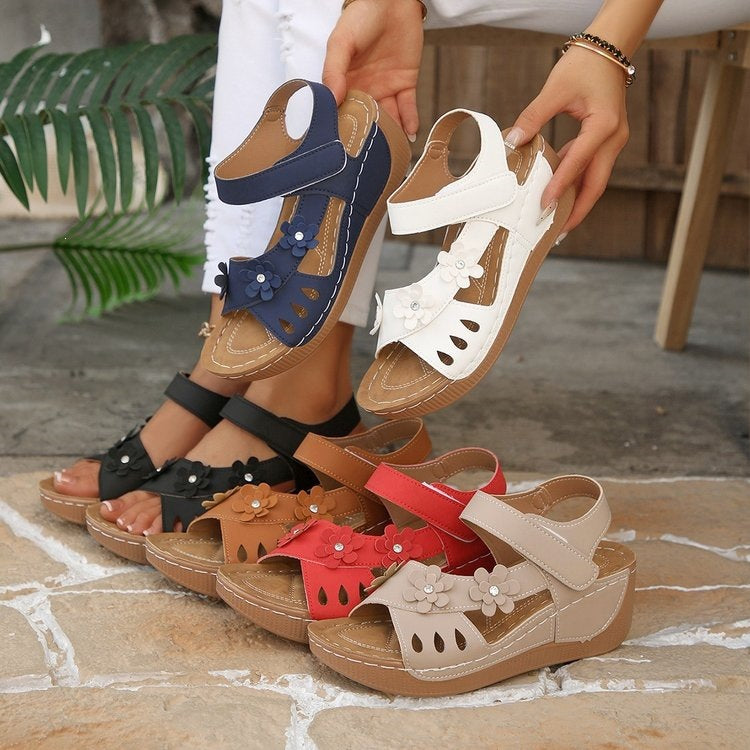 Damen Wedge-Sandalen mit dekorativen Blumenapplikationen und verstellbaren Riemen R&B