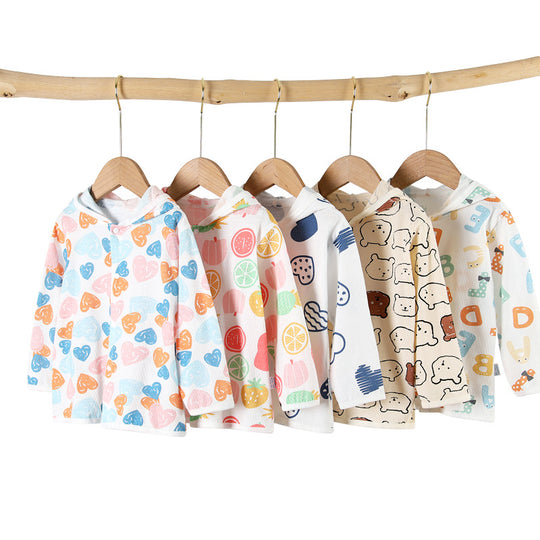 Unisex nan leichte Kapuzenjacke aus Baumwolle für Babys mit ganzflächigem Herzdruck und Druckknopfverschluss R&B