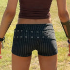 Damen modische Shorts mit breitem Gürtel und dekorativen Ösen R&B