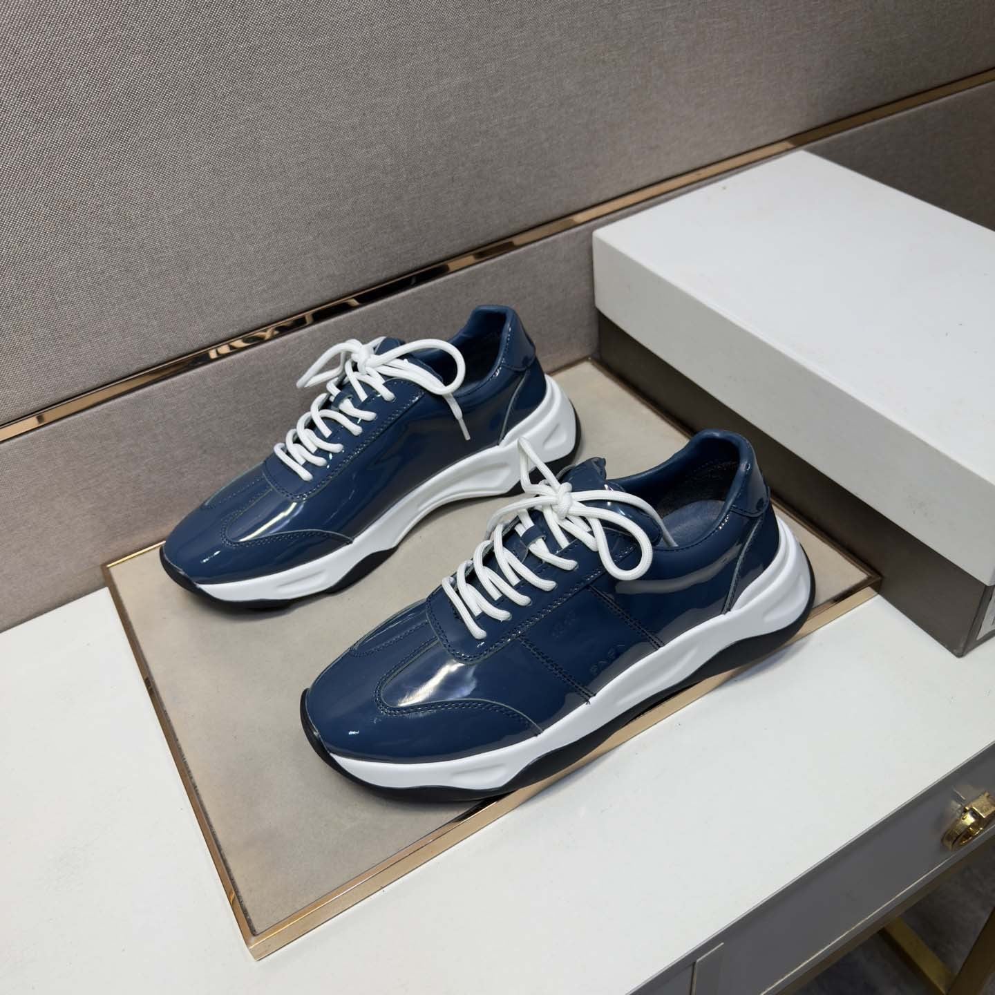 Damen Sportliche Sneakers mit modischem Glanzverschluss und dämpfender Sohle R&B