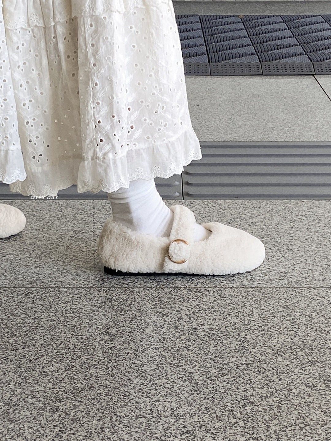 Damen Flauschige Hausschuhe mit eleganter Schnallen-Applikation R&B