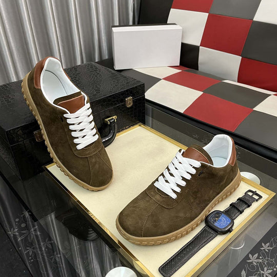 Damen Sportliche Sneakers aus weichem Wildleder mit eleganten Lederakzenten R&B