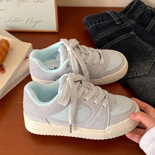 Damen Sneakers im modernen minimalistischen Design mit atmungsaktiven Oberflächen und gepolsterter Innensohle R&B