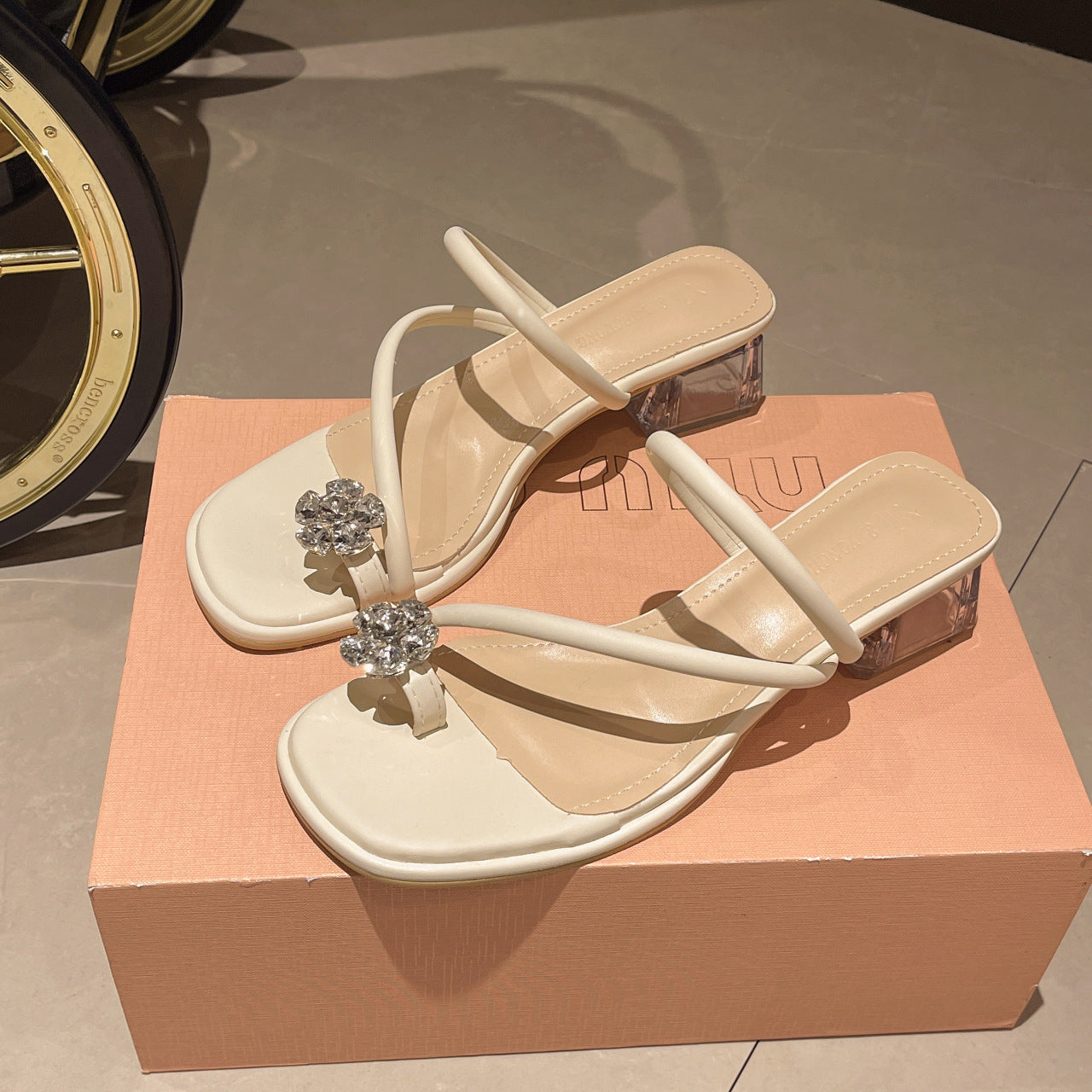 Damen modische Plateau-Sandalen mit funkelndem Schmuckdetail und transparentem Absatz EB