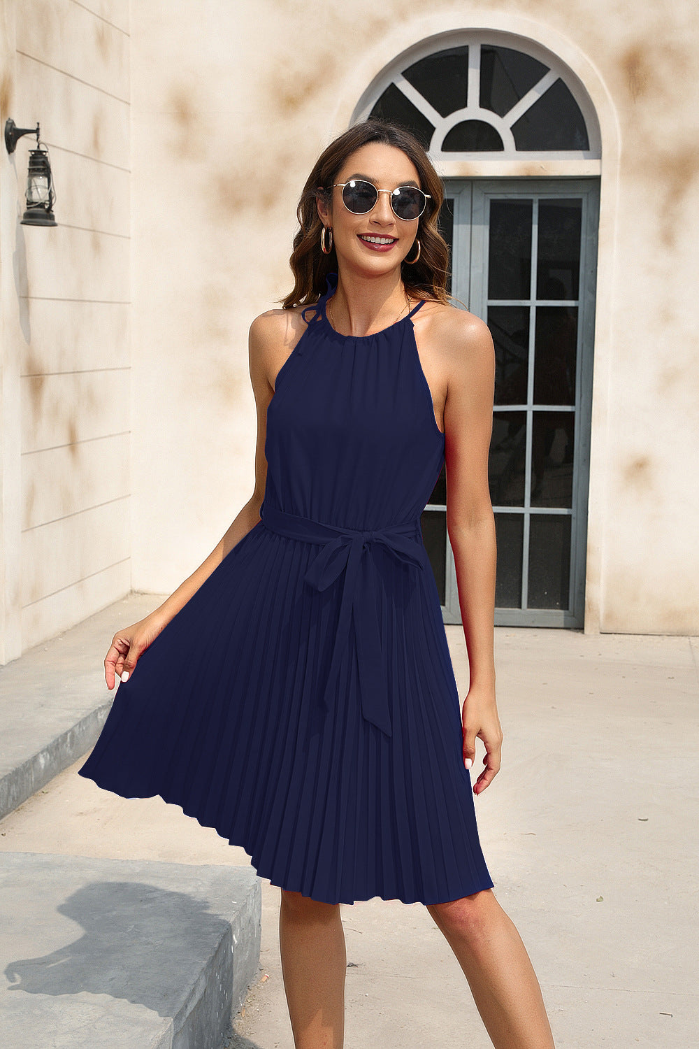 Damen Plissiertes Sommerkleid mit tailliertem Gürtel und Halterneck R&B