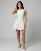 Ärmelloses weißes Kleid mit Cut-outs