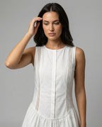 Ärmelloses weißes Kleid mit Cut-outs