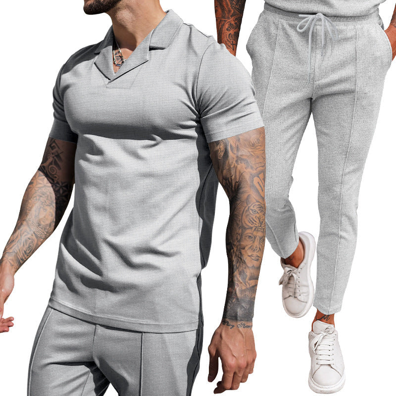 Herren modernes Freizeit-Set mit poloähnlichem Oberteil und schmal geschnittenen Hosen