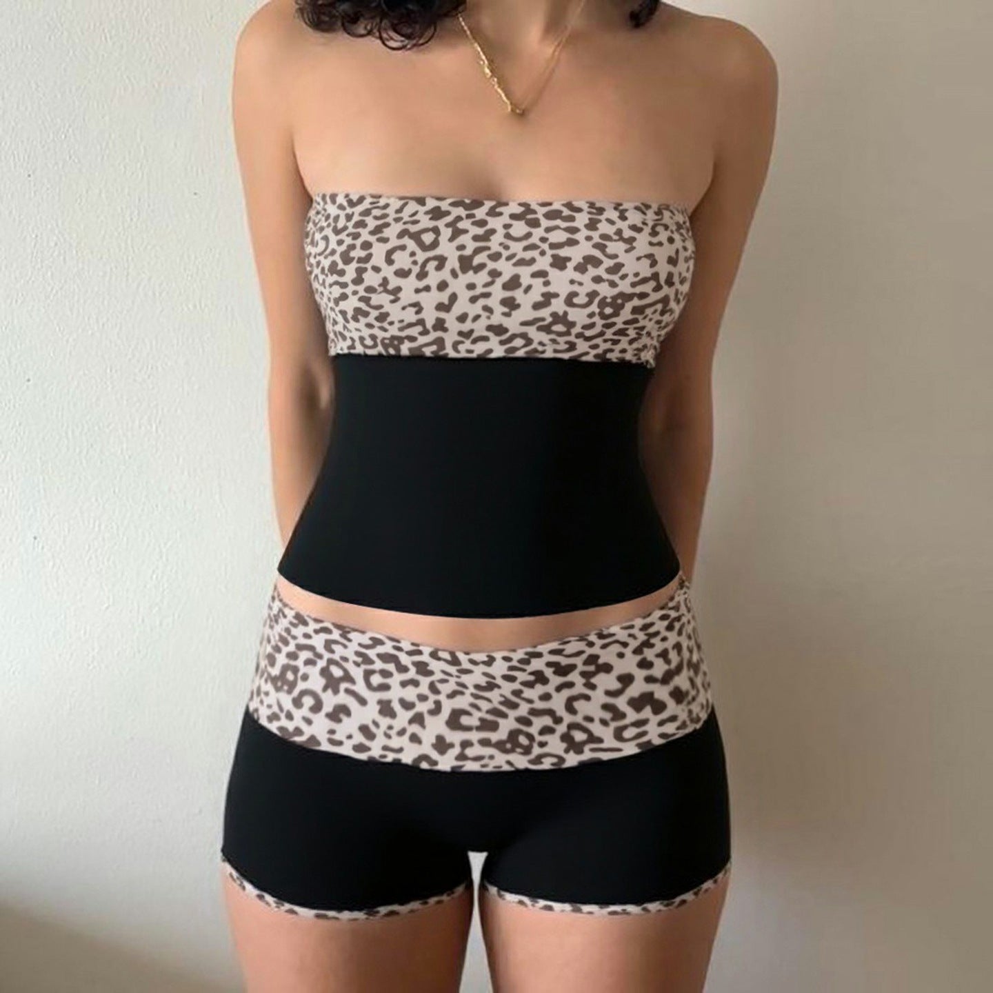 Damen Bandeau-Bikini-Set mit modischem Leopardenmuster und bequemen Shorts R&B