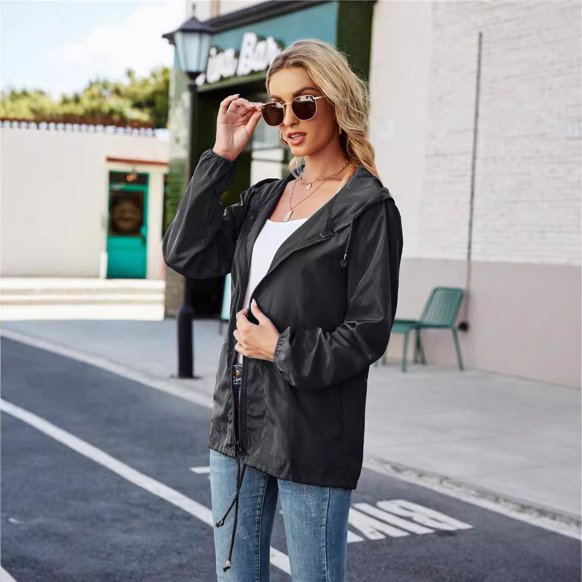 Damen leichte und atmungsaktive Windbreaker-Jacke mit verstellbarem Kapuzenkragen R&B