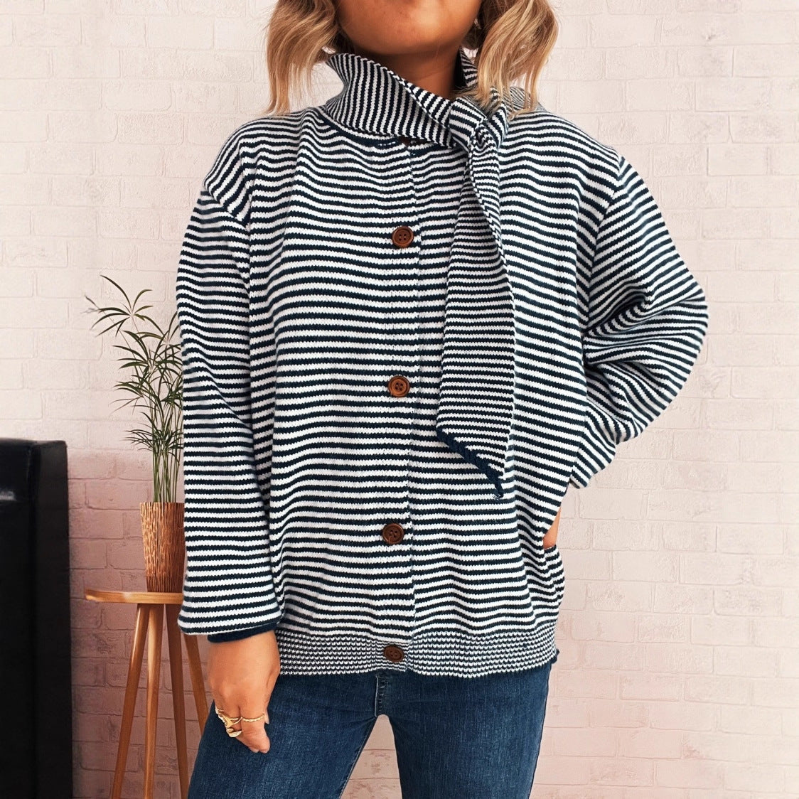 Damen gestreifte Strickjacke mit modernem Kragen und Knopfverschluss R&B