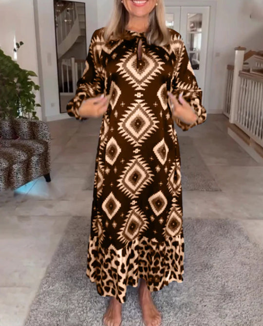 Damen nan fließendes Maxikleid mit Ethno‑Diamantprint, Schlüsselloch‑Ausschnitt und Kontrast‑Volant R&B