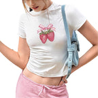 Damen Crop-T-Shirt mit verspieltem Erdbeer-Motiv und elegantem Halsabschluss R&B